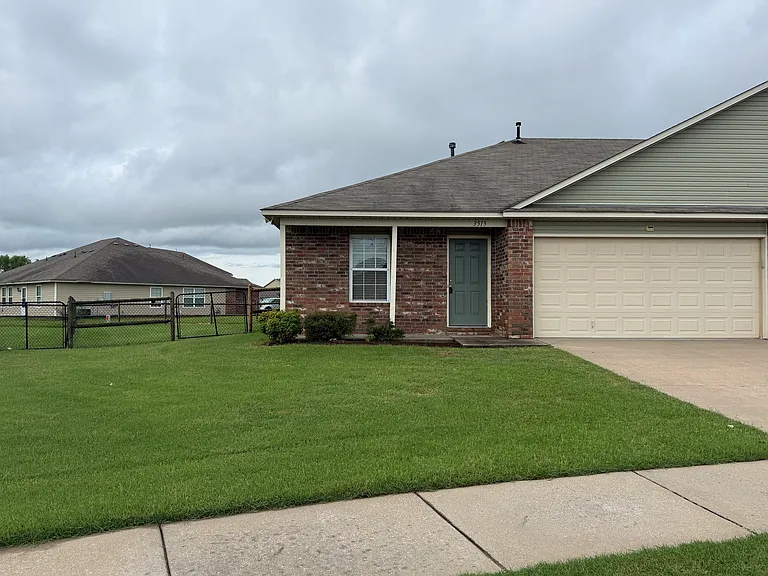 3511-3513 E Fairmont Pl — Photo 1