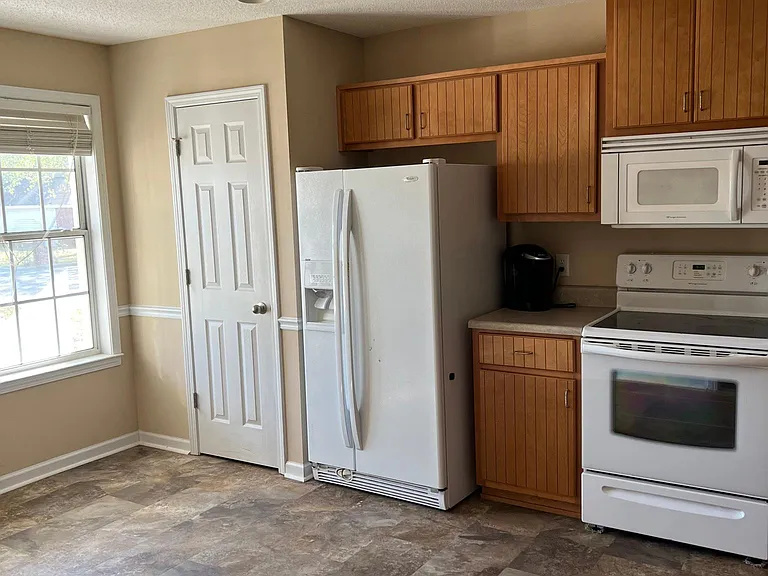 221 Primrose Dr — Photo 15