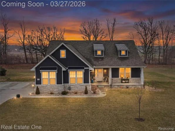 8370 Grist Mill Dr, Fenton, MI 48430
