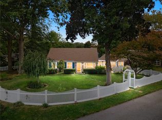 8 Sherbrooke Rd, Barrington, RI 02806