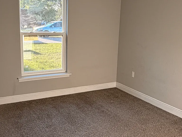 2117 Winger Ave — Photo 11