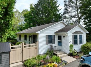 2 Grandview Ln, Easthampton, MA 01027