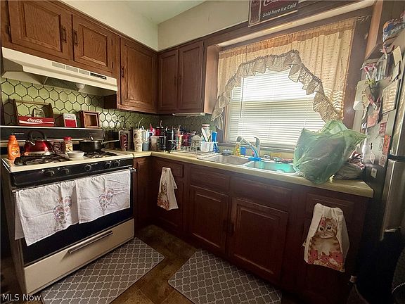3rd image of 412 Scott Ave