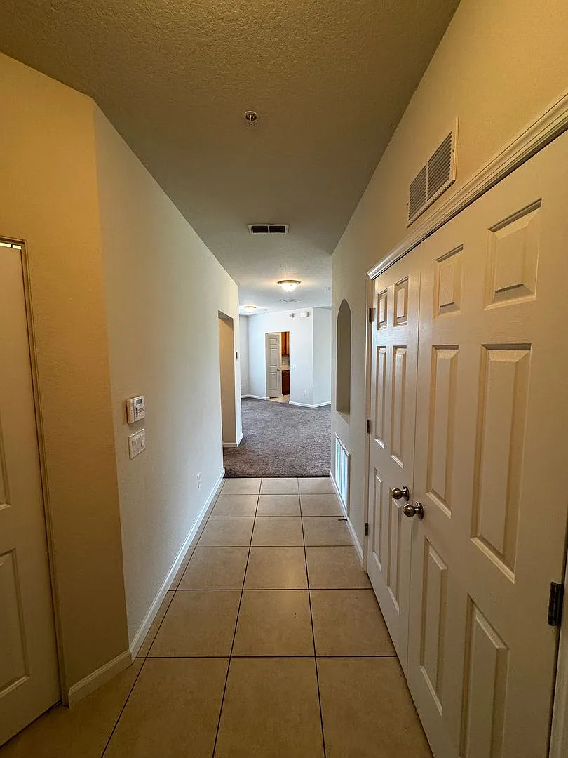 Spacious Ground-Floor Condo in Prime Ocala Location 2BR/2BA and a den with Modern Comforts! — Photo 3
