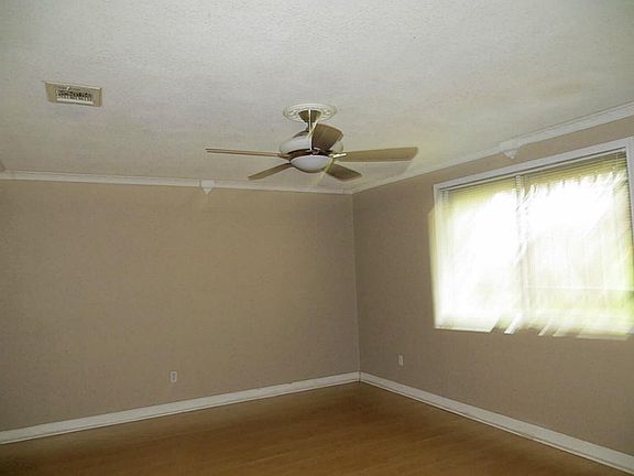MSTR BDRM.LAMINATEAND TILE THRU OUT HOME,NO CARPET.