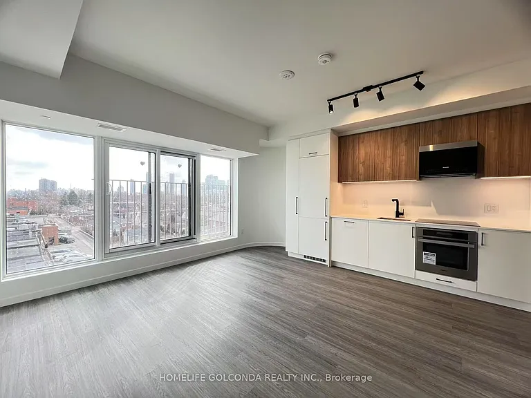 689 The Queensway #423 — Photo 1