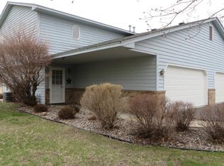 572 Oak Hill Cir, Chaska, MN 55318