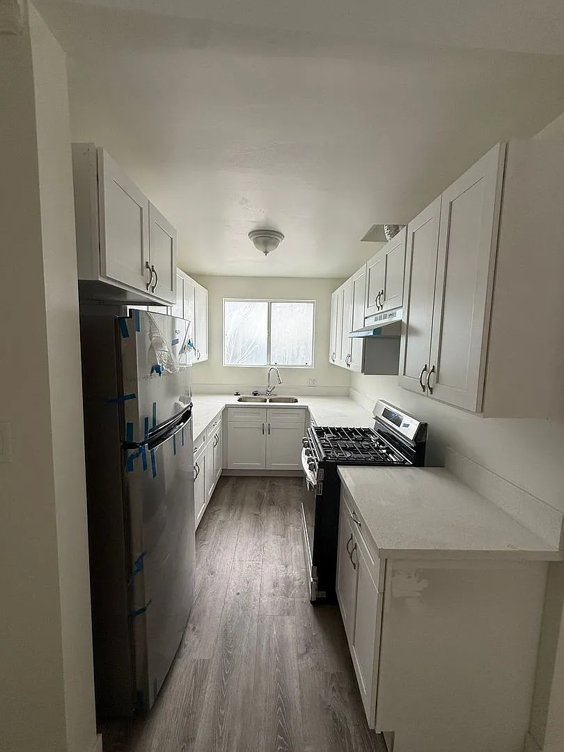 815 S Wilton Pl — Photo 2