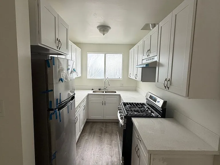 815 S Wilton Pl — Photo 2