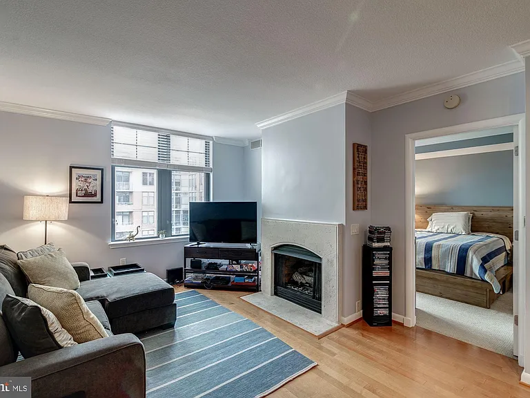 1021 N Garfield St #611 — Photo 12