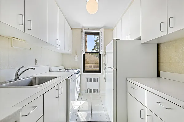 Sold by Thomas Lipovetsky, LREB | media 20