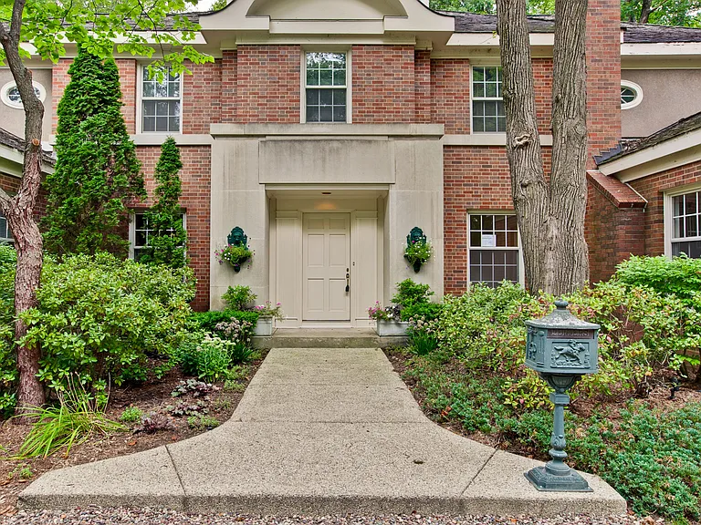 427 N Sheridan Rd — Photo 3