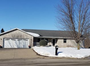 735 Willow Rdg N, Peosta, IA 52068