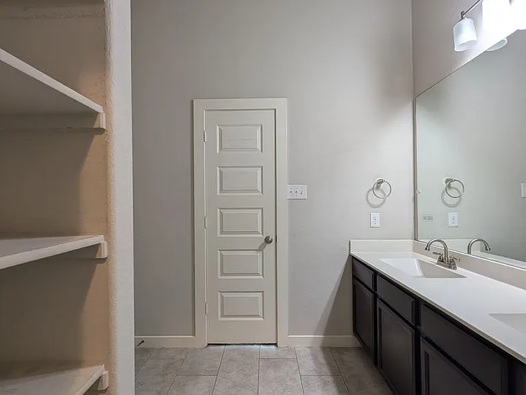 2237 Avery Vlg — Photo 20