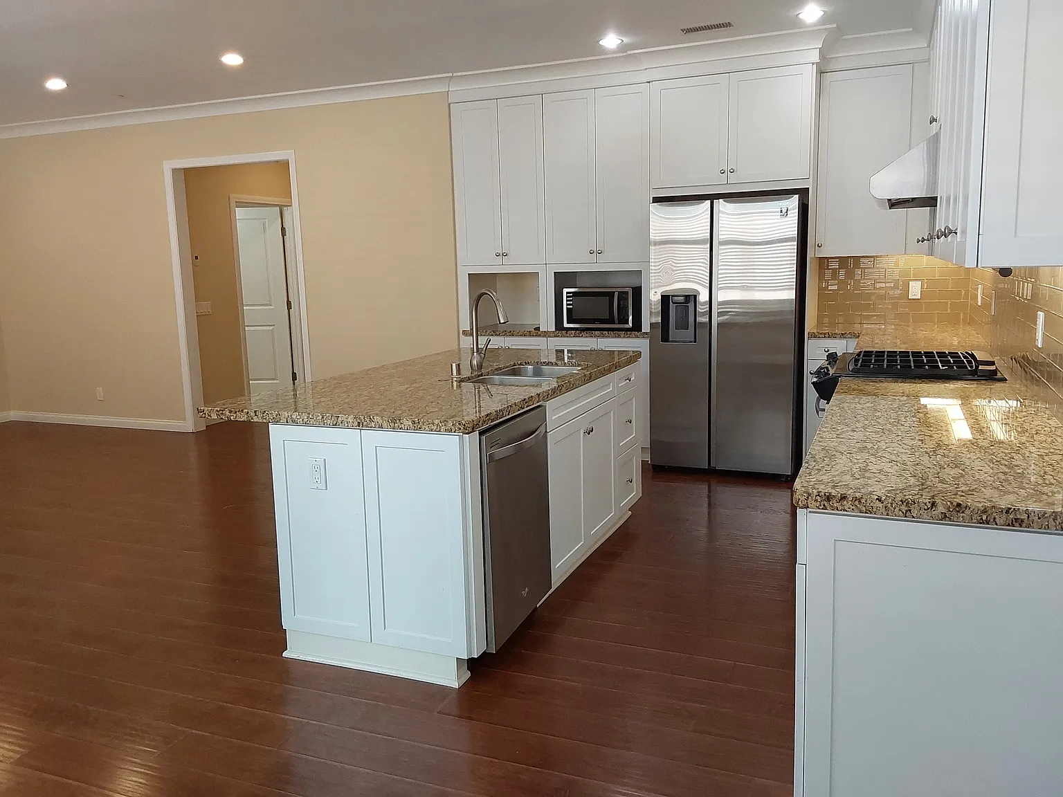 3 bed, 2.5 bath, 1654 sqft, $4,700 — Photo 2