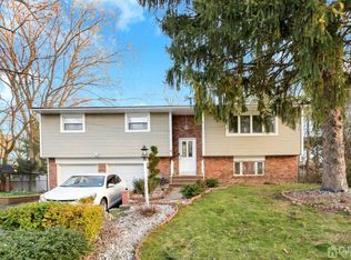 6 Nottingham Dr, East Brunswick, NJ 08816
