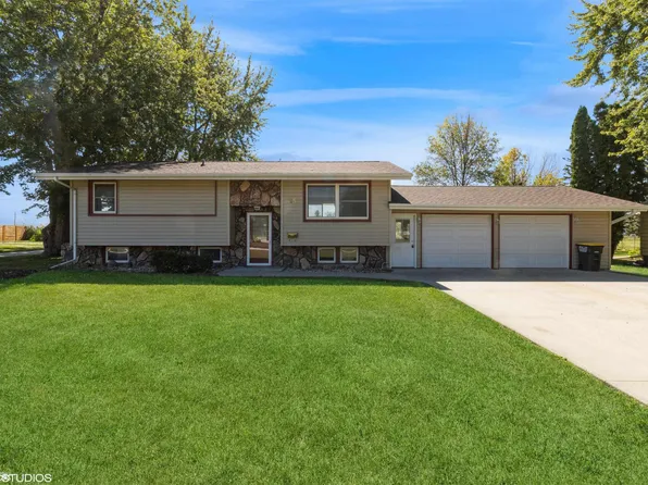 15 Parkview Dr, Eagle Grove, IA 50533
