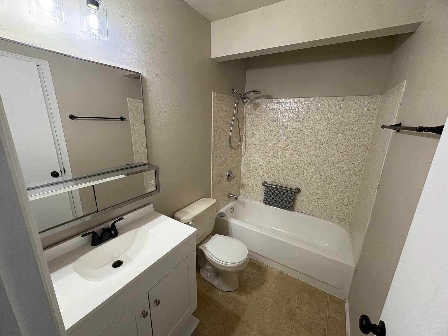 2 bed, 1.5 bath, 1074 sqft, $1,650 — Photo 2