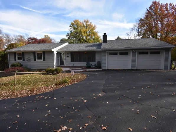 9 Park Ln, Newtown, CT 06470