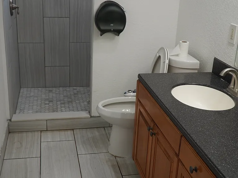 4111 W Montgomery Ter — Photo 18