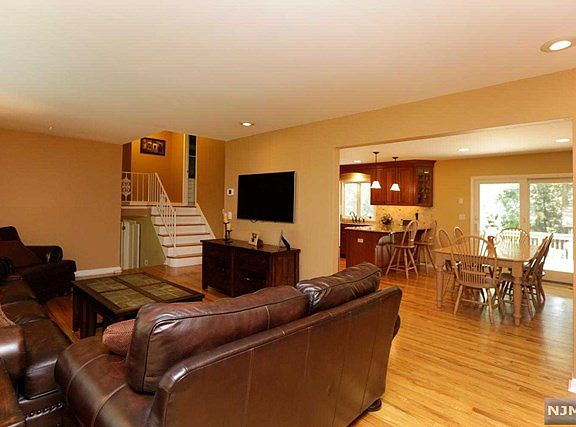 5th image of 524 Forest Dr