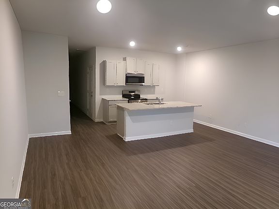 4th image of 318 Oakwood Dr NW