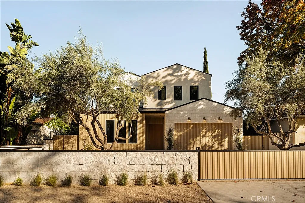 5 bed, 5.5 bath, 4002 sqft, $30,000 — Photo 1