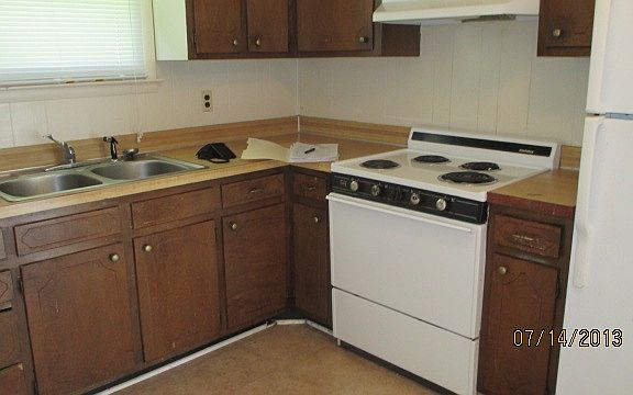 4th image of 800 Lutz Ln