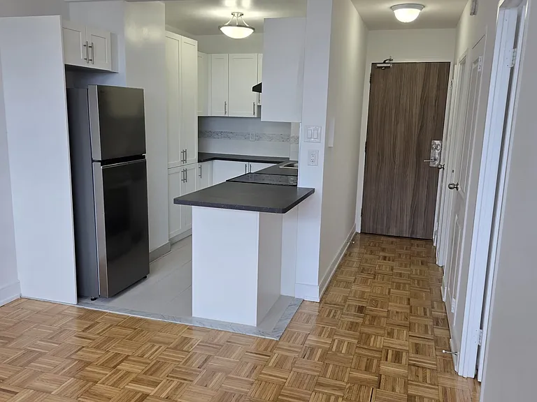 66 Broadway Ave — Photo 30