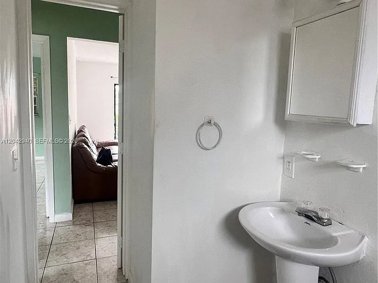 608 SW 15th Ave #3 — Photo 12