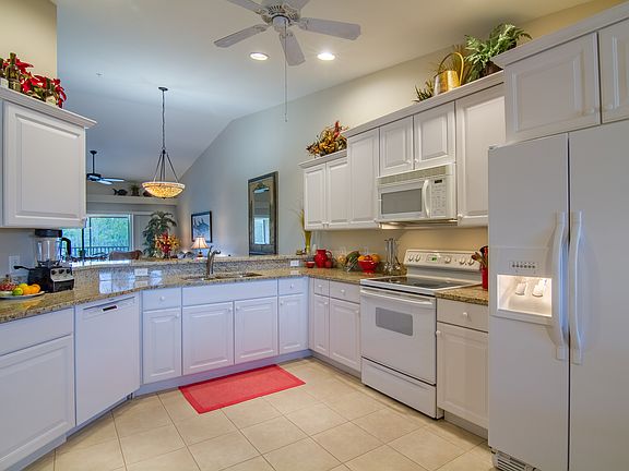 Spacious Kitchen, Granite!