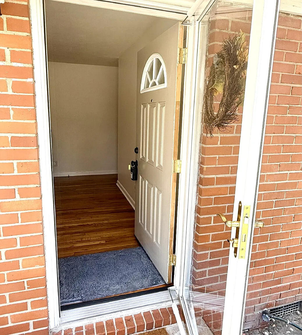 3 bed, 1.0 bath, 975 sqft, $1,300 — Photo 2