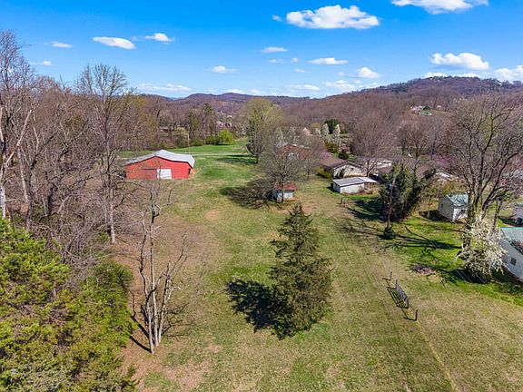 2nd image of 1701 Old Oak Ln