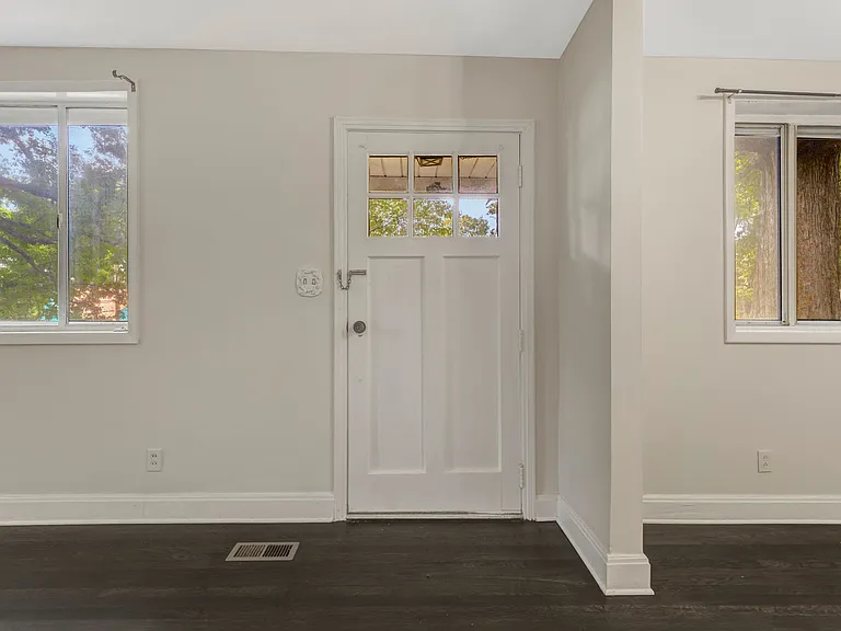 1301 Mercury Dr — Photo 10
