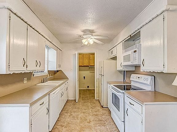4th image of 2404 NW Saxon Cir