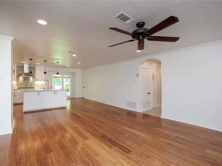830 Crestview Dr — Photo 7