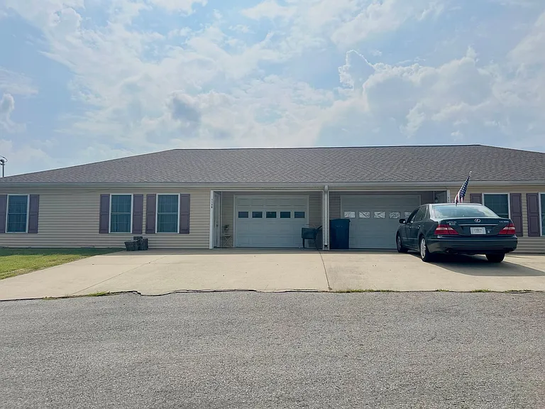 110 Nancy Ln — Photo 3