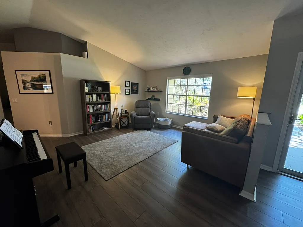 4 bed, 1982 sqft, $2,650 — Photo 3