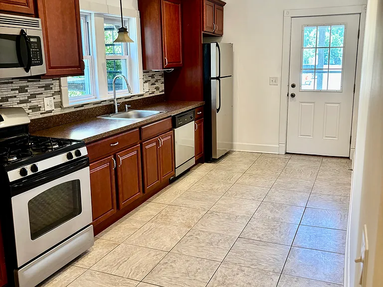 816 Warren St #1B — Photo 9