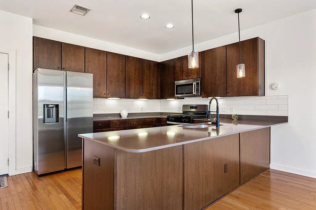 1 bed, 1.0 bath, 818 sqft, $1,275 — Photo 4