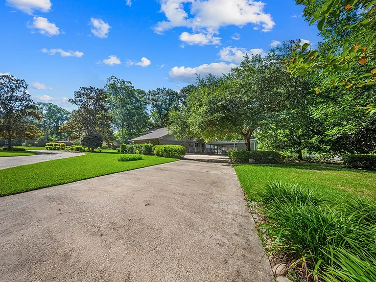 1027 Creek Bend Dr — Photo 36