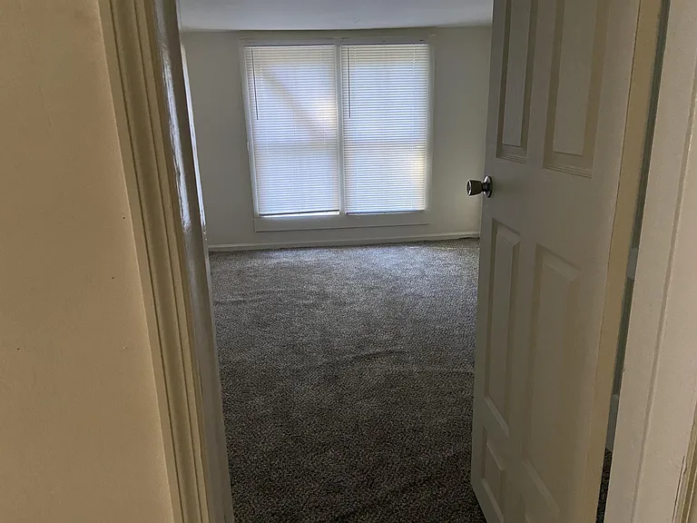 907 W Magnolia St — Photo 2
