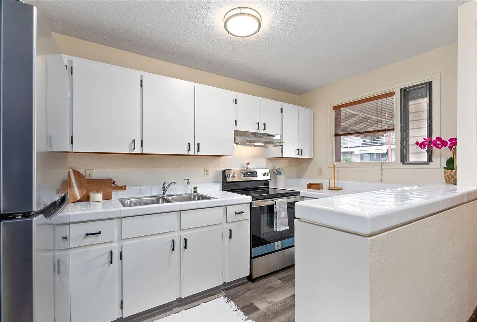 2 bed, 736 sqft, $2,600 — Photo 1