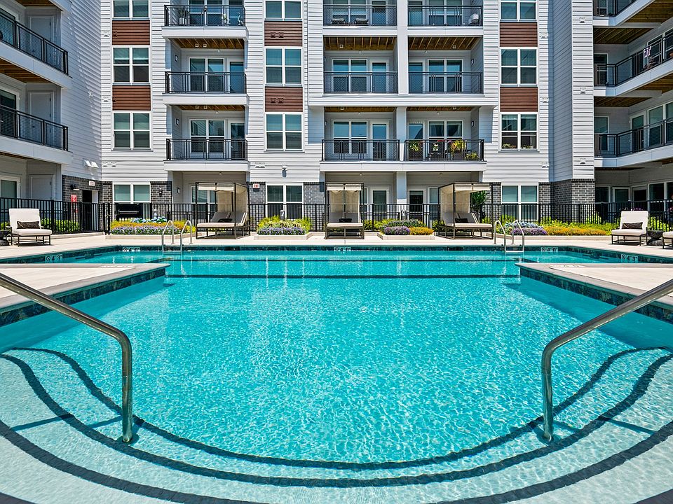 Everleigh Vernon Hills 55+ Active Adult Apartments - 555 Lakeview Pkwy ...