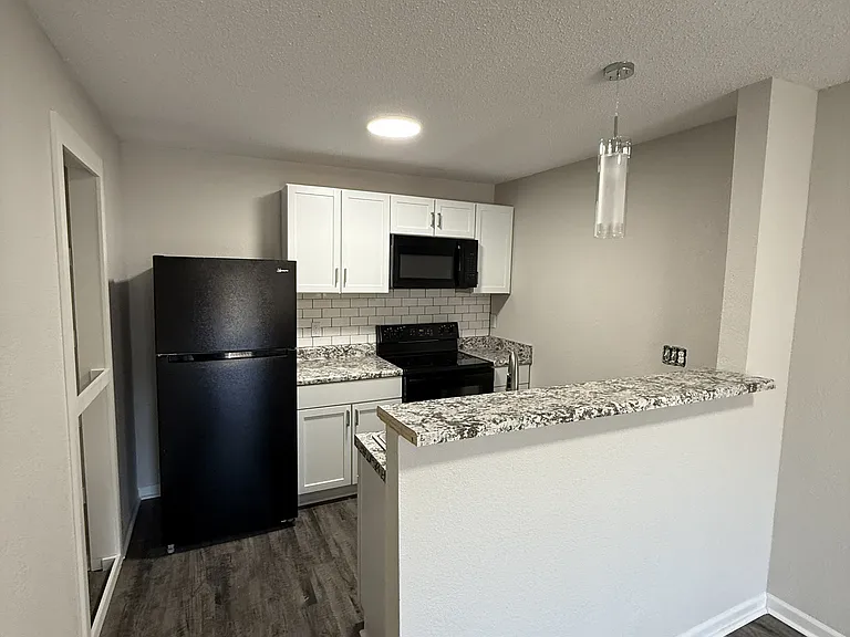 Williamsburg Square Apartments — Photo 13