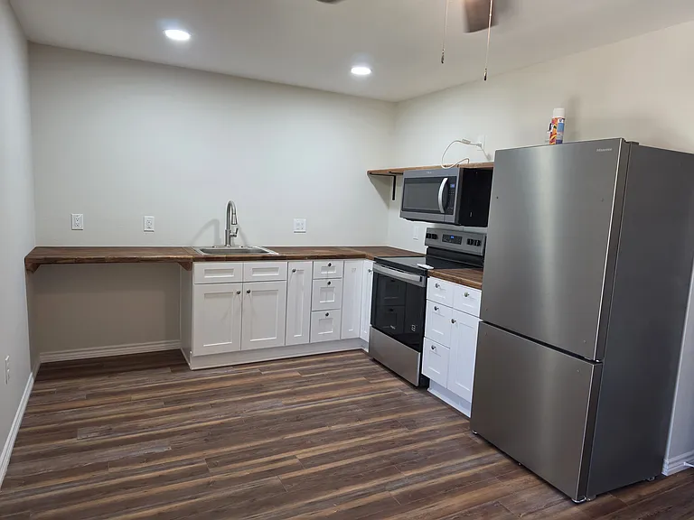 218 W 9th St #2B — Photo 2