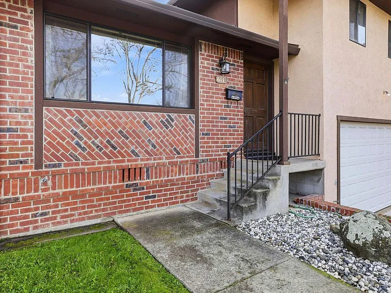 611 Mormon St #B — Photo 3
