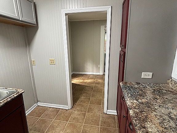 5th image of 412 Rogers Rd