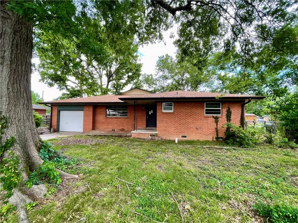 1714 Horseshoe Dr, Springdale, AR 72762