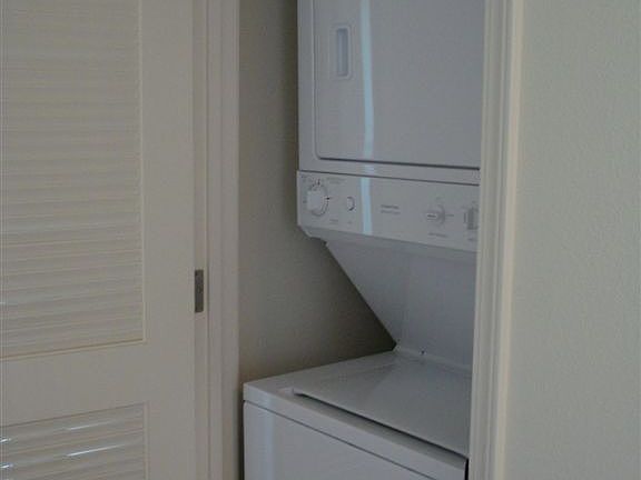 Washer/Dryer Provided